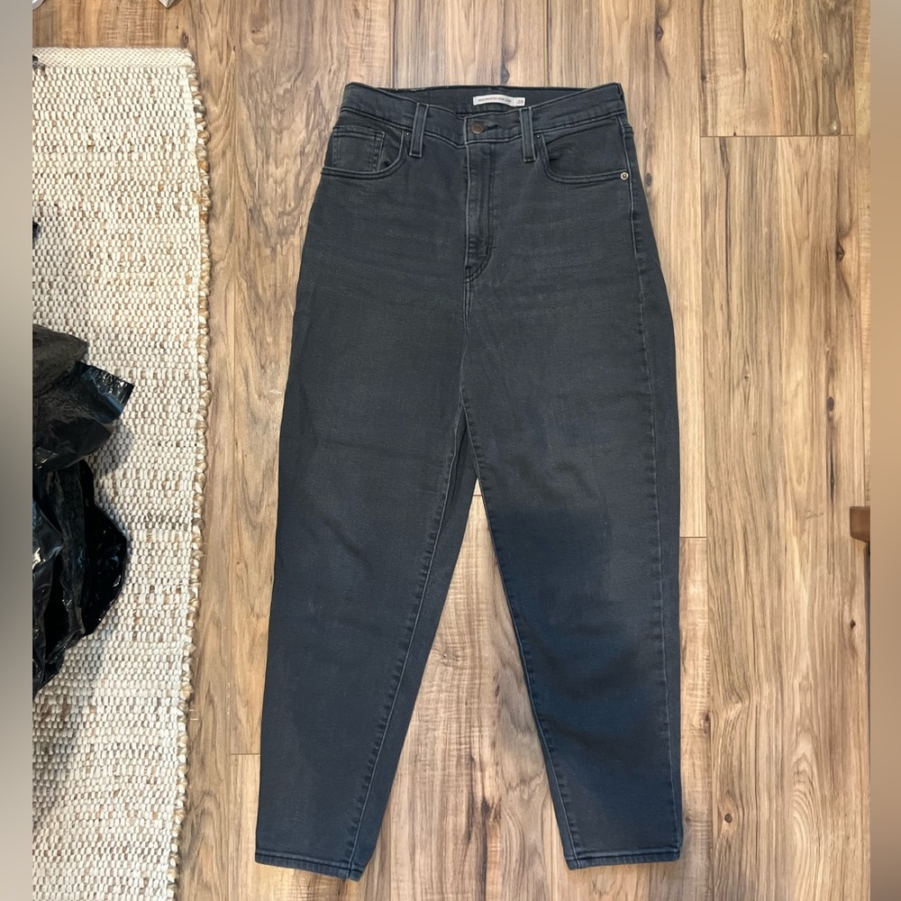 Levi high waisted mom jean in black size 28.